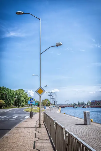 Yol tabelasında beyaz bir lamba var.