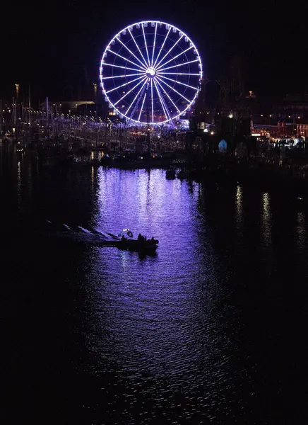 Bir dönme dolap Odra Nehri 'ni aydınlatır. Szczecin, Polonya