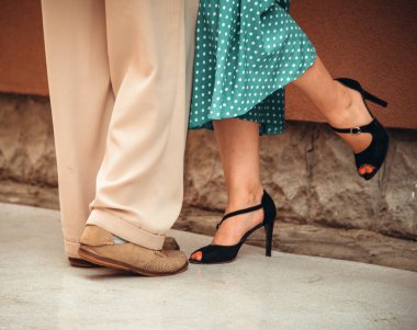 Güzel bir çift tutkulu tango yapıyor.