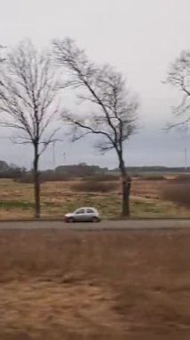 Rüzgâr santrali olan bir pencereden görüntü