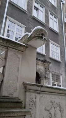 Su, Yaşlı Gdask 'ta garip bir balık şeklinde bir kanalizasyondan akıyor..