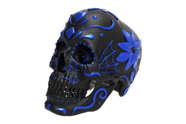 Ölü, siyah ve mavi boyalı kafatası günü. Kafatasının kenarlarında örümcek ağları, çiçekler, saplar, yapraklar, girdaplar ve noktalar var. Kalp ve elmas kürek. Göz çukurlarında çiçek tasarımı. Cadılar Bayramı ve Meksika bayramı. Meksika 'da kutlandı.