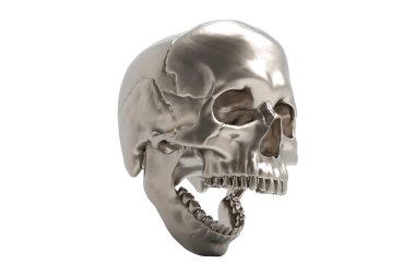 İzole edilmiş gümüş kalay korsan hazine kafatası beyaz arka planda. Çenesiyle. Ağzını aç. Cadılar Bayramı ve Ölü Bayram Sanatı.