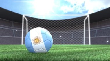 Arjantin futbol topu, kamera flaşlarıyla stadyuma yuvarlanıyor..