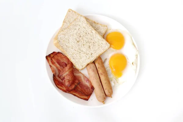 揚げ卵ベーコンとソーセージの朝食 — ストック写真