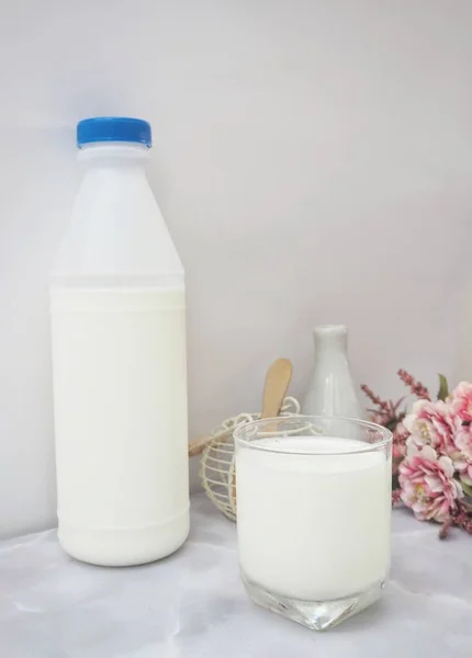 Mleko Świeże Butelce Szklanką Mleka — Zdjęcie stockowe