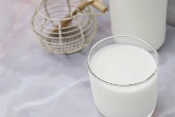 Şişede Süt Bardağıyla Taze Süt — Stok fotoğraf