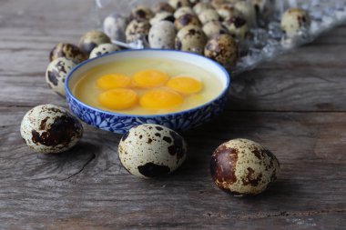 Ahşap arka planda çiğ bıldırcın yumurtası