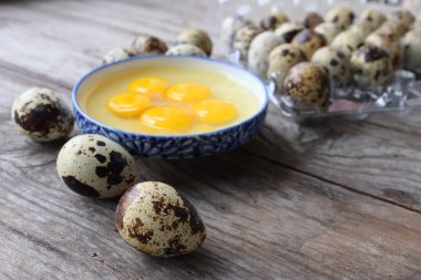 Ahşap arka planda çiğ bıldırcın yumurtası