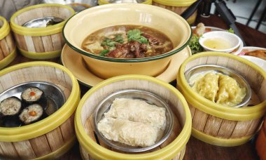 Domuz yahnisi ve Çin yemeği.