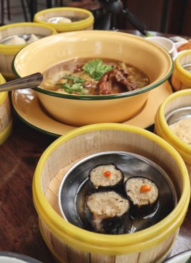 Domuz yahnisi ve Çin yemeği.