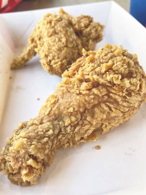 Karton kutuda kızarmış tavuk.