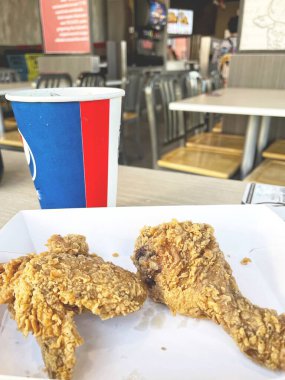 Restoranda karton kutuda kızarmış tavuk.