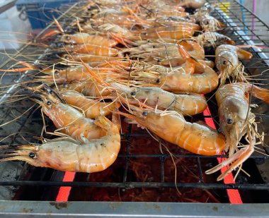 Izgara karidesleri kapatın.