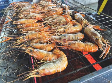 Izgara karidesleri kapatın.