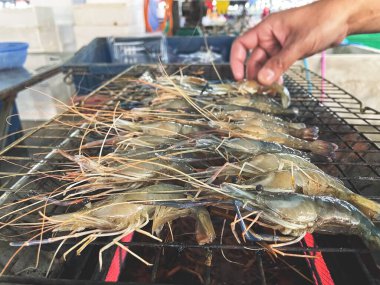 Izgara karidesleri kapatın.