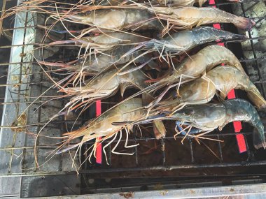 Izgara karidesleri kapatın.