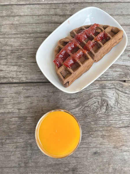 Frühstück Aus Waffelschokolade Mit Erdbeermarmelade Und Orangensaft — Stockfoto