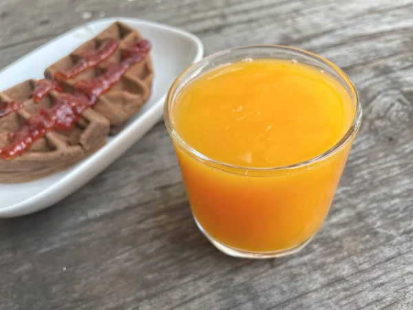 ストロベリージャムとオレンジジュースとワッフルチョコレートの朝食 — ストック写真
