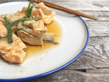 Zencefil ve soya soslu haşlanmış somon balığı.