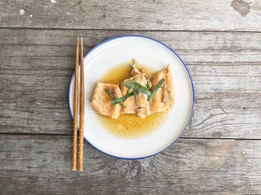 Zencefil ve soya soslu haşlanmış somon balığı.