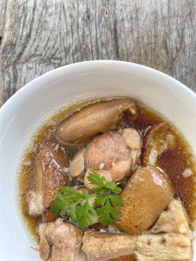 Haşlanmış domuz eti Çin yemeği.