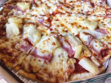 İtalyan yemeği peynirli pizza