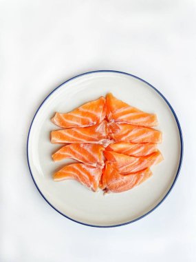 Taze çiğ somon Japon yemeği.