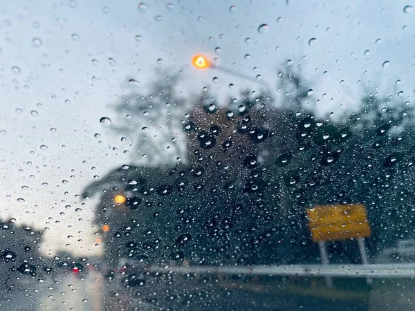 Wassertropfen Regnen Und Auto Auf Der Straße — Stockfoto