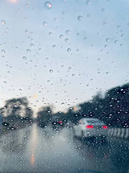 Νερό Σταγόνα Βροχή Και Αυτοκίνητο Στο Δρόμο — Φωτογραφία Αρχείου