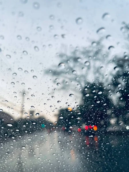 빗방울 자동차를 도로에 떨어뜨린다 — 스톡 사진