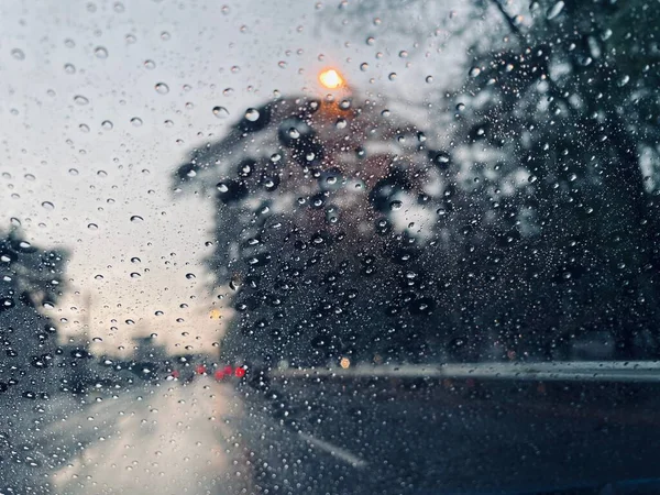 Wassertropfen Regnen Und Auto Auf Der Straße — Stockfoto