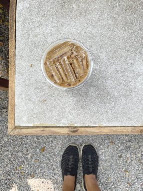 Masadaki buzlu kahve fincanı.