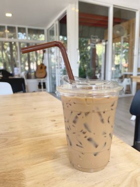 Masadaki buzlu kahve fincanı.