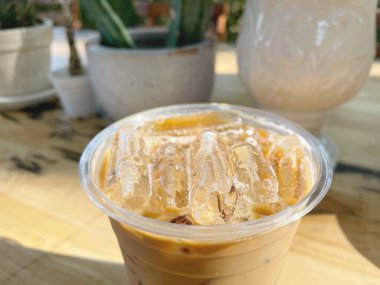 Masadaki buzlu kahve fincanı.