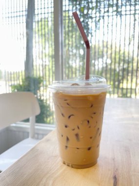 Masadaki buzlu kahve fincanı.