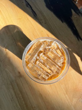 Masadaki buzlu kahve fincanı.