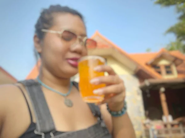 Borroso Mujer Bebiendo Naranjas Refresco — Foto de Stock