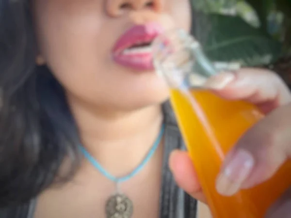 Portakal Suyu Içen Bulanık Bir Kadın — Stok fotoğraf