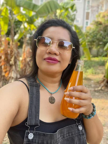 Kvinna Dricka Apelsiner Läsk — Stockfoto