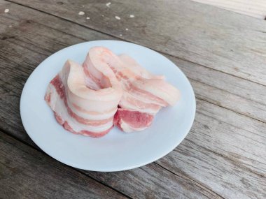 Ahşap arka planda çiğ domuz eti.