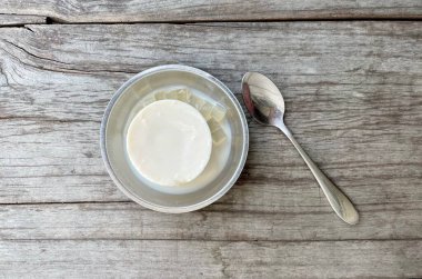 Tahta arka planda sütlü puding