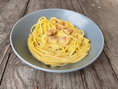 Carbonara soslu spagetti İtalyan yemeği.