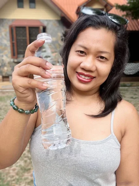 Portret Vrouw Aziatische Drinkwater — Stockfoto