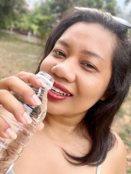 Porträtt Kvinna Asiatisk Dricksvatten — Stockfoto