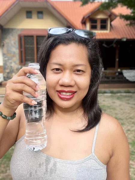 Portrét Žena Asijské Pitné Vody — Stock fotografie