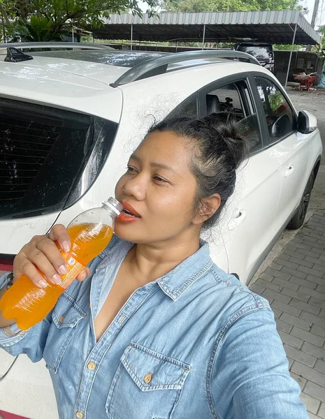Ασιάτισσα Γυναίκα Χαρούμενο Χαμόγελο Πίνοντας Χυμό Πορτοκαλιού — Φωτογραφία Αρχείου