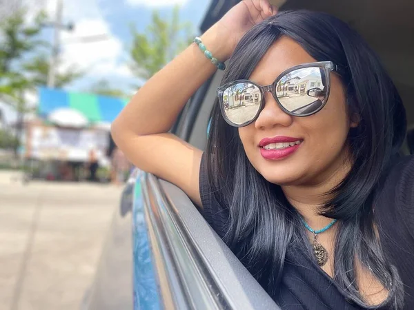 Asiática Mujer Feliz Conducir Coche Selfie —  Fotos de Stock