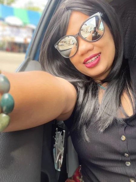 Asiatisk Kvinna Lycklig Köra Bil Selfie — Stockfoto