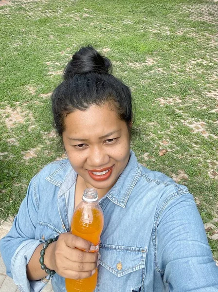 Azji Kobieta Szczęśliwy Uśmiech Pije Soku Owadów Softdrink — Zdjęcie stockowe